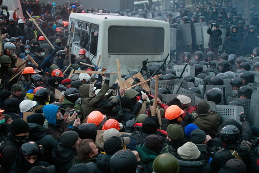 Enfrentamientos entre la policía y los manifestantes en Maidan, Kiev, Ucrania
