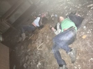 En esta foto el chico y la chica no murieron a causa del fuego, no hay evidencias de ello, sin embargo sus cabezas están dobladas de manera no natural, parece como si alguien les tocara.