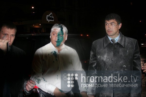 Dobkin recibido por la oposición con pintura verde