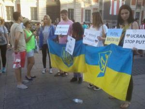 Algunos de los activistas que participaron hoy en el pequeño flesh-mob de apoyo a Ucrania.