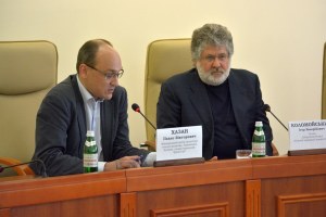Pavlo Khazan participando en una Asamblea con Igor Kolomoisky en la ciudad de Dniepropetrovsk