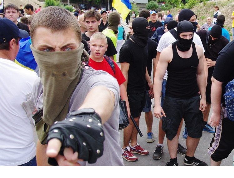 Activistas de la protesta en Odessa en el Consulado de Rusia