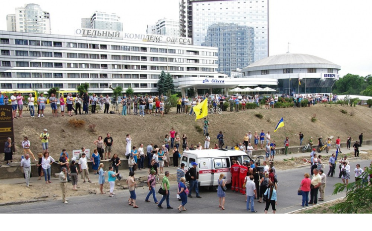 Activistas de la protesta en Odessa en el Consulado de Rusia