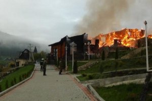 Hotel de Yanukovich ardiendo