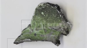 The fragment shows part of the serial number with a broken off 2 and a Cyrillic Ц from the Russian alphabet. The number and the letter are cast onto the fragment. (photo Jeroen Akkermans / RTL News)