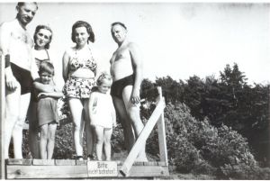 Stepan Bandera con los niños, después de la guerra. El primero de la izquierda - un miembro prominente, Stepan Lenkavskyy.