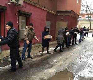 Los voluntarios de la organización Stántsia Járkiv descargan cajas de medicamentos y víveres.