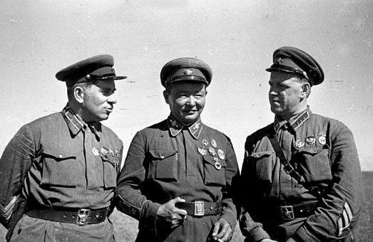 Grigori Shtern (izquierda) y Georgy Zhukhov (derecha) con el líder de la República Popular de Mongolia, Khorloogiin Choibalsan (centro) en Khalkhin Gol. La batalla de Khalkhin Gol entre la URSS y Japón en las fronteras de la "República Popular de Mongolia" en 1939 es un conflicto olvidado en el oeste, aunque su resultado, el completo fracaso de los ataques japoneses en Mongolia, marcaria profundamente la planificación estratégica japonesa y soviética para el resto de la Segunda Guerra Mundial. Fue aquí donde Zhukhov comenzó a destacarse como general, aunque el frente fue dirigido por Shtern, nacido en Smila en 1900. Shtern era por aquel entonces un experimentado comandante, habiendo resuelto otra invasión japonesa de territorio soviético en la batalla del lago Khasan en 1938. Shtern también participó en la guerra del invierno, la invasión soviética de Finlandia. En 1941 fue arrestado y ejecutado bajo las órdenes de Beria a causa de su supuesto "trotskismo".
