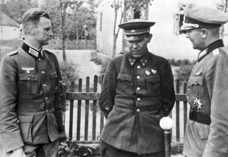 Ivan Muzychenko, nacido en Rostov-on-Don, rodeado por dos oficiales de la Wehrmacht. Después de la Segunda Guerra Mundial fue investigado por la policía secreta soviética por supuesta 