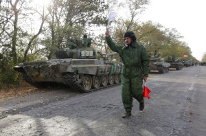 Soldados separatistas pro-rusos retiran sus tanques de las posiciones cercanas a la ciudad de Novoazovsk en el Oblast de Donetsk, el 21 de octubre (AFP)
