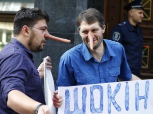 Los manifestantes sostienen carteles que dicen 