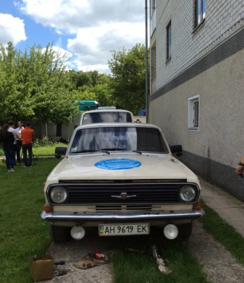 Oleh trasladó a casi todos los ancianos por sus propios medios en su antiguo "Volga". Ahora el coche se encuentra en medio del patio como objeto de exposición.
