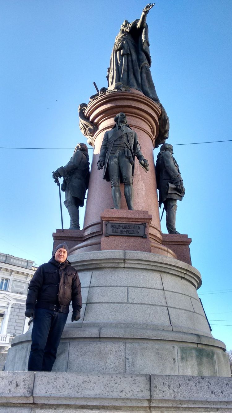 con-el-monumento-de-la-empratriz-catalina-ii-la-grande