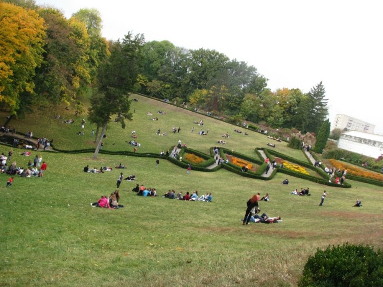 Sofiyivsky-Park-in-Uman-in-Ukraine-winding-walkway